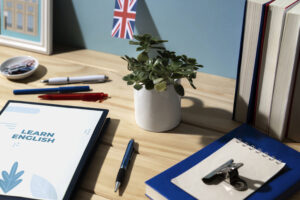 english-book-resting-table-working-space Anglais professionnel 20h – Formation e-learning avec accompagnement individuel 10h – Préparation à la certification CLOE